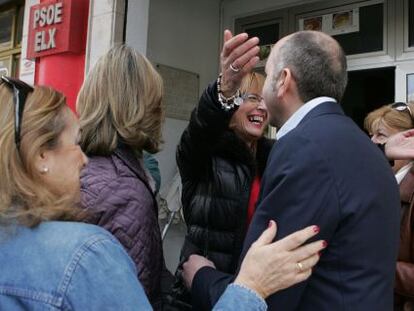 Soler recibe felicitaciones a su llegada a la sede del PSPV de Elche.