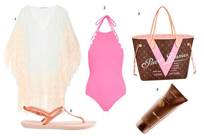 1. Alice + Olivia Kaftán con flecos. 2. Marisia Swim Bañador con escote halter. 3. Louis Vuitton Bolso de edición limitada 'Neverfull Puerto Banus'. 4. Sensilis Protector solar. 5. Havaianas Sandalias de plástico bicolor. 