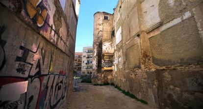 De la muralla &agrave;rab sobreviu poc m&eacute;s que una torre mig enrunada, al costat del carrer d&rsquo;En Borr&agrave;s, en ple cor del barri del Carme.