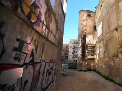 De la muralla &agrave;rab sobreviu poc m&eacute;s que una torre mig enrunada, al costat del carrer d&rsquo;En Borr&agrave;s, en ple cor del barri del Carme.