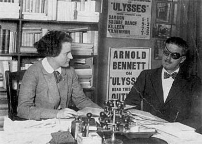 James Joyce y Silvia Beach, revisando las reseñas sobre &#39;Ulises&#39;.