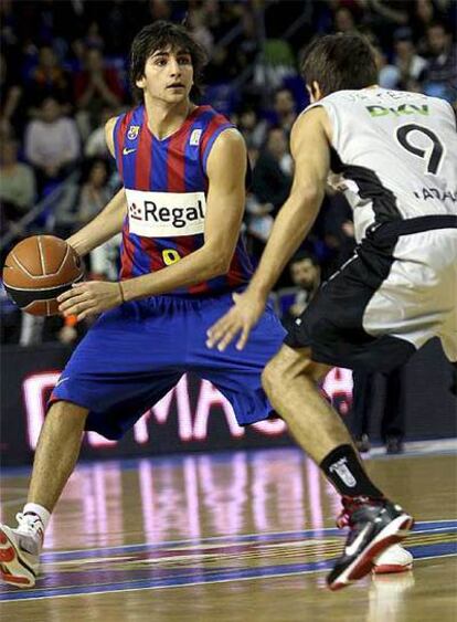 Ricky Rubio encara a Valters, del Joventut.