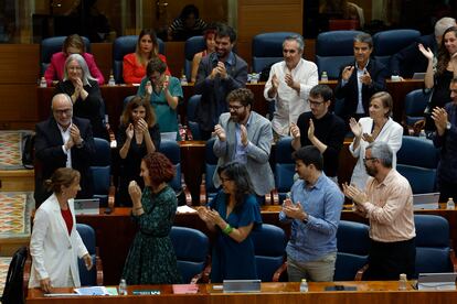 La portavoz de Más Madrid, Mónica García, recibe los aplausos de sus compañeros de partido tras intervenir en la segunda sesión del debate del estado de la región en la Asamblea de Madrid, este martes.