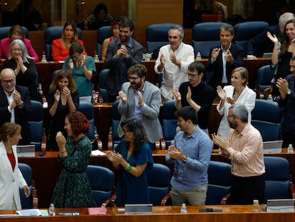 La portavoz de Más Madrid, Mónica García, recibe los aplausos de sus compañeros de partido tras intervenir en la segunda sesión del debate del estado de la región en la Asamblea de Madrid, este martes.