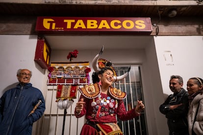 Ana Niño interpretando el romancero '¿Quién no hay dicho ole?' la noche del miércoles de carnaval en una céntrica calle de Cádiz.