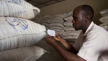 Un agricultor con su mercancia en Togo.