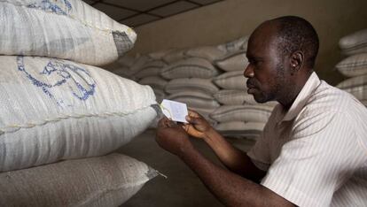 Un agricultor con su mercancia en Togo.