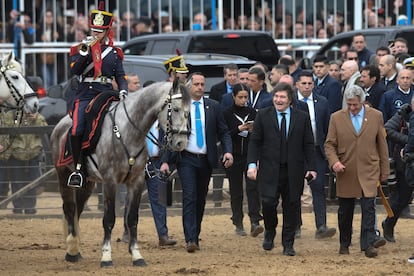 Javier Milei camina con el presidente de la Sociedad Rural Nicolás Pino durante la exposición anual de la Sociedad, en julio de 2024. 