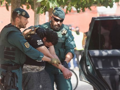 Agentes de la Guardia Civil conducen en Vinar&ograve;s (Castell&oacute;n) a un posible yihadista relacinado con los atentados en Catalu&ntilde;a.