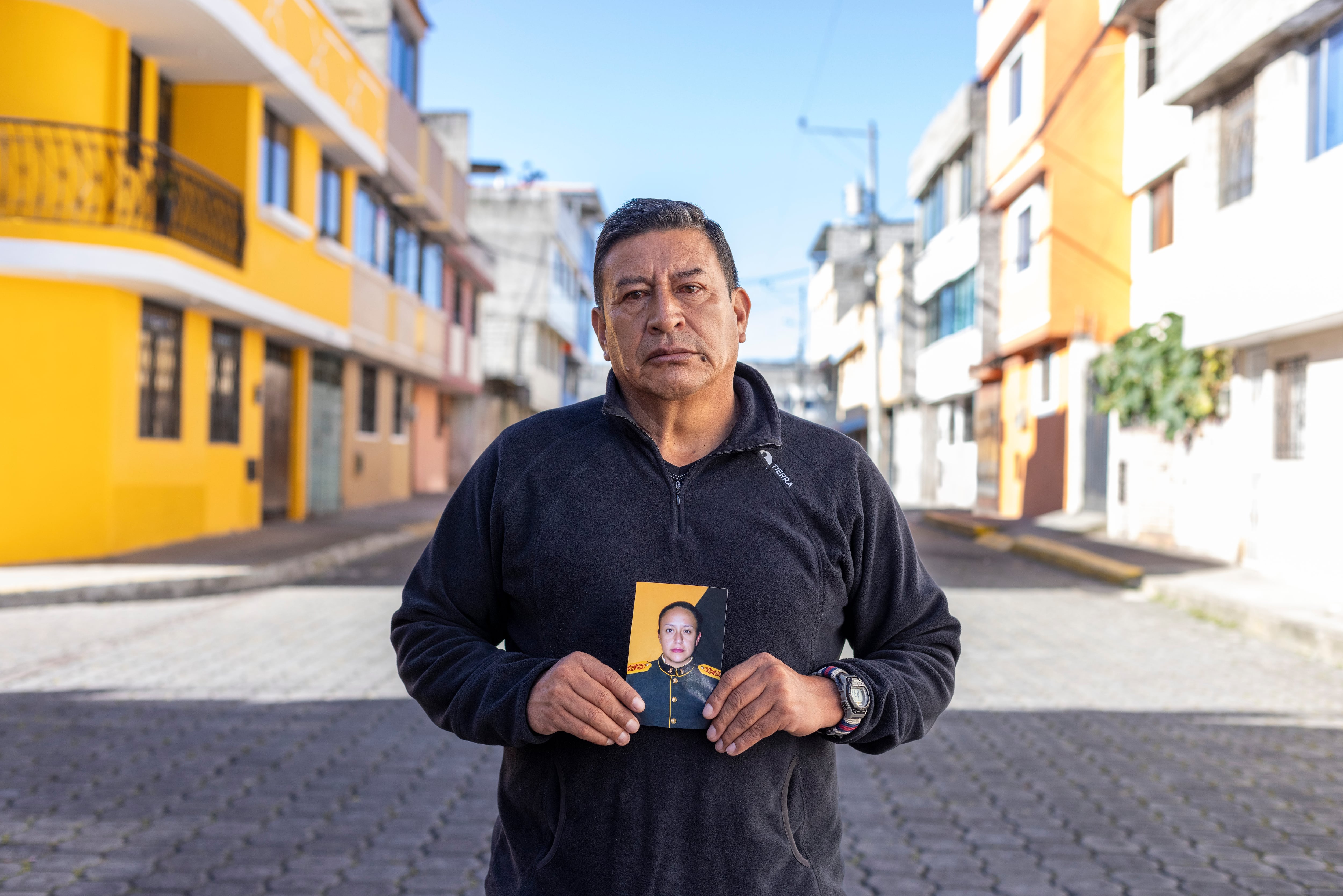 Gustavo Ati sotiene una fotografía de su hija, la subteniente Pamela Ati, asesinada en el Fuerte Militar Napo, Quito.