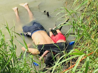 En la imagen, los cuerpos de Óscar y Valeria Martínez en el río Bravo. 