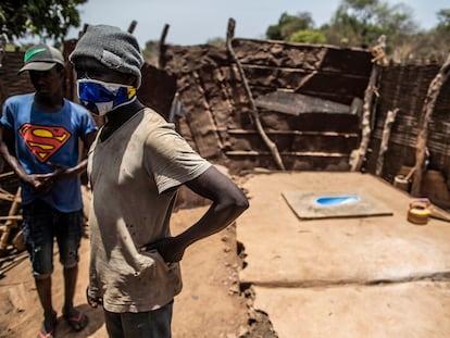 Unos vecinos de Bafatá (Guinea-Bisáu) muestran el retrete que han construido en su vivienda.