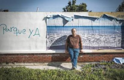 Julio Moltó, portavoz de la asociación de vecinos, ante uno de los muros que serán derribados para hacer el parque, donde antes estaba la playa.