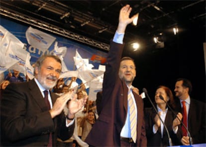 El candidato popular, hoy en Bilbao, junto a Mayor Oreja, Loyola de Palacio e Iturgaiz.