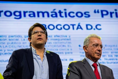 Miguel Uribe Turbay y Álvaro Uribe Vélez, líder del Centro Democrático, en la presentación de candidatos al Concejo de Bogotá, agosto de 2023. 