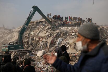 Búsqueda de supervivientes entre los escombros de los edificios en la ciudad turca de Kahramanmaras, el viernes.