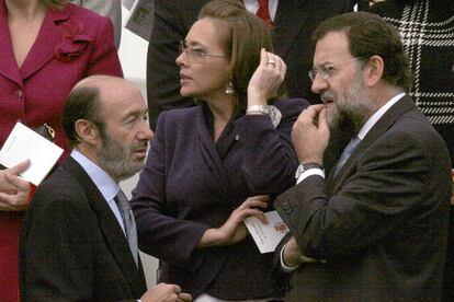 Rubalcaba y Rajoy charlan en presencia de la mujer de este último. El día de la Fiesta Nacional suele ser una fecha propicia para que los políticos charlen sobre los temas de actualidad en un tono más distendido que de costumbre.