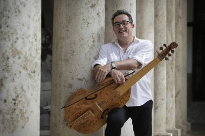 Carles Magraner, l&iacute;der del grupo de m&uacute;sica antigua Capella de Ministrers, con su viola de gamba en La Nau de la Universitat de Val&egrave;ncia.