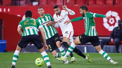 En-Nesyri intenta marcharse de Guido y Borja Iglesias en el último derbi jugado por Sevilla y Betis.