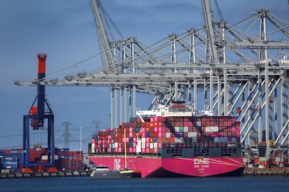Un barco cargado de contenedores en el puerto de Rotterdam, en Países Bajos. 