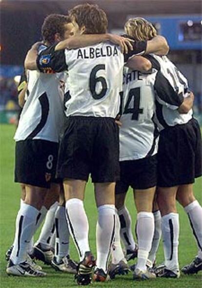 Los jugadores del Valencia celebran el gol de Vicente, de penalti, conseguido al filo del descanso. La jugada se inició en un saque de banda de los franceses junto a su área. Un mal pase fue interceptado por Albelda, quien abrió a Rufete, éste envió un centro magnífico al área que superó al central del Olympique; Mista, detrás, bajó el balón y dribló al excéntrico Barthez, el meta le derribó, fue expulsado y Vicente transformó la pena máxima.