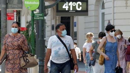 A street thermometer records the temperature in Bilbao during a heatwave in July 2020.