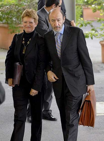 Consuelo Rumí y Alfredo Pérez Rubalcaba, ayer en Luxemburgo.