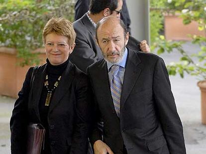 Consuelo Rumí y Alfredo Pérez Rubalcaba, ayer en Luxemburgo.