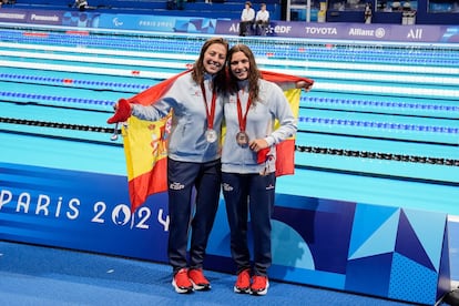 Nuria Marquès (izquierda) y Anastasiya Dmytriv (derecha) posan con sus medallas en los 200 estilos SM9 este jueves.