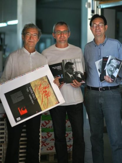 De izquierda a derecha, Fèlix Bella, Xavier Llopis y José Luis Martín, fundadores de la editorial Campgràfic.