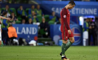 Ronaldo se lamenta tras el partido.