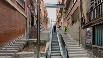 Escalera reversible instalada en junio de 2024 en Barcelona.