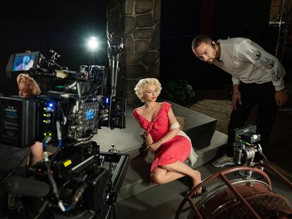La actriz Ana de Armas, en el papel de Marilyn Monroe, durante el rodaje de la película 'Blonde'.