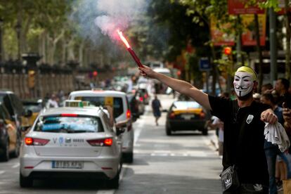 Taxistas de toda España se manifiestan por las calles de Barcelona, con motivo de la huelga en defensa del reglamento del AMB, que limita las licencias de VTC.