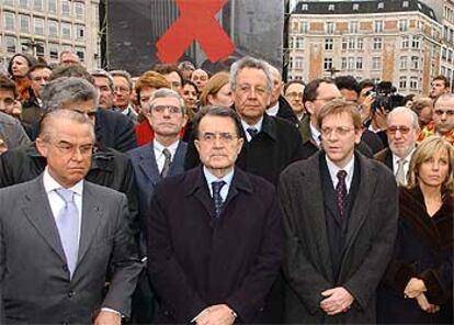 Prodi encabeza la protesta en Bruselas frente a la sede de las instituciones europeas.
