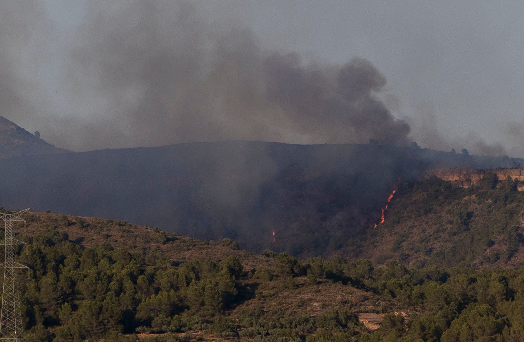 Vista general de uno de los frentes del incendio.