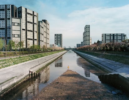 'Río. Vista del complejo de viviendas para la regeneración tras el terremoto desde un río que atraviesa la antigua los evacuados. 2004'.