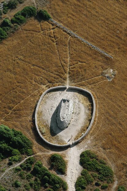 Naveta des Tudons (Menorca), un complejo de cámaras funerarias que data del siglo X a. C., aproximadamente, y fue construido a partir de bloques de piedra colocados juntos sin usar mortero.
