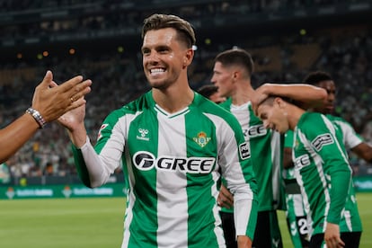 Gio Lo Celso celebra el único tanto del partido en el estreno del Betis ante el Alavés en La Cartuja.
