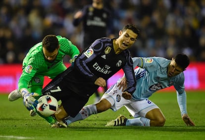 Cristiano Ronaldo cae entre Sergio Álvarez y Facundo Roncaglia.