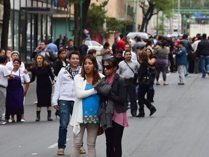 Habitantes da Cidade do México após o tremor.