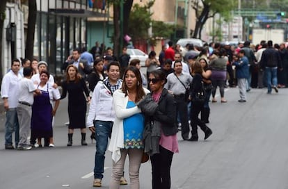 Habitantes da Cidade do México após o tremor.