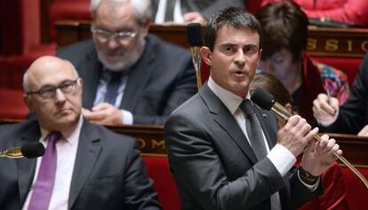 El primer ministro franc&eacute;s, Manuel Valls, se dirige a la asamblea nacional.