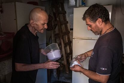 Charbel, otro voluntario del barrio de Achrafieh, se encarga de asistir a las personas mayores. En la imagen, lleva medicamentos a un hombre de edad avanzada que no puede asumir el coste de su tratamiento. Debido a que el Gobierno ha dejado progresivamente de subvencionar gran parte de los fármacos, el acceso a estos se ha hecho mucho más difícil. Esta situación se agudizó en 2021, cuando el Gobierno libanés redujo su partida presupuestaria para la compra de medicamentos de 130 millones de dólares a 35 millones. Ante esta situación, los afectados se vieron obligados a empezar a comprar, mediante intermediarios, copias de estas medicinas a países como Siria o Irán, que no han sido homologados por los correspondientes organismos oficiales en materia de salud.