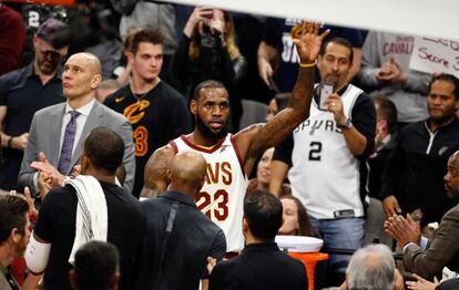 LeBron agradece los aplausos del p&uacute;blico tras superar los 30.000 puntos.