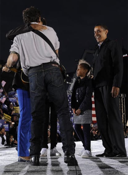 La esposa de Barack Obama, Michelle, saluda a Bruce Springsteen ante el candidato demócrata y sus dos hijas, durante un acto en Cleveland, Ohio.