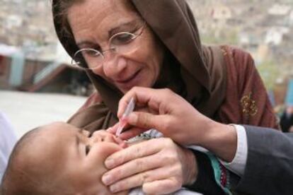 Carmen Garrigós, durante una campaña de vacunación en Afganistán.