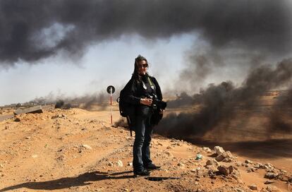 A fotógrafa Lynsey Addario, na frente da batalha de Ras Lanuf (Líbia), em 11 de março de 2011. Quatro dias depois, eça foi sequestrada junto a outros três jornalistas do The New York Times.