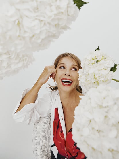 Hortensias blancas para Victoria Abril, que es María, la pequeña de la familia, atrevida e inconformista.