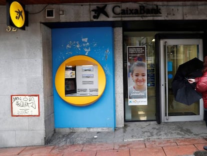 La entrada de una oficina bancaria, en una imagen de archivo.